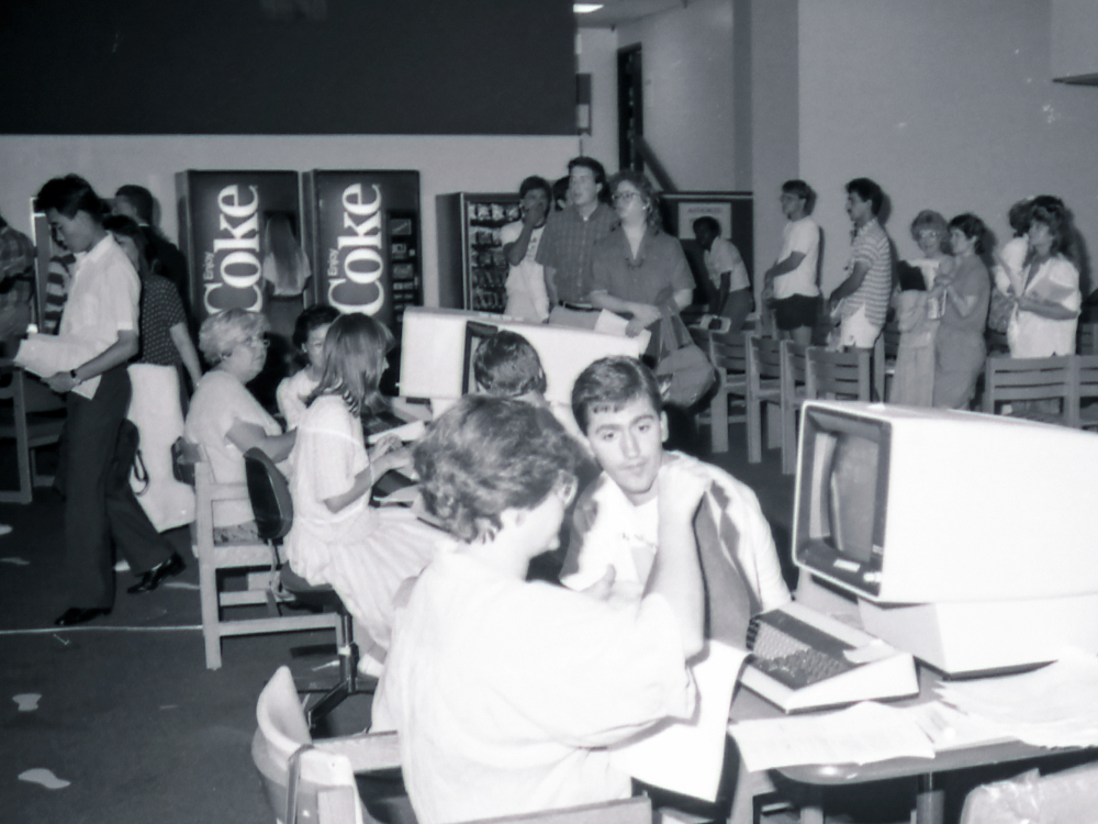 Students meet with advisors to sign up for classes in the ’80s